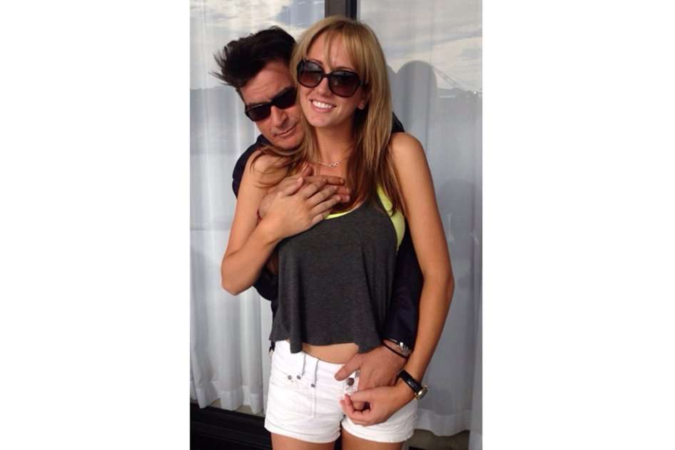 Charlie Sheen y Brett Rossi.