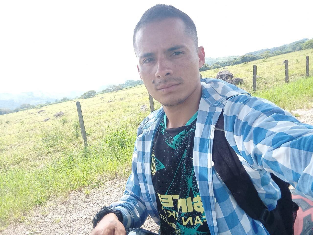 Edwin Ayala Contreras era oriundo de El corregimiento El Bajo del Cunamá municipio de Aguazul, Casanare, de 29 años de edad.