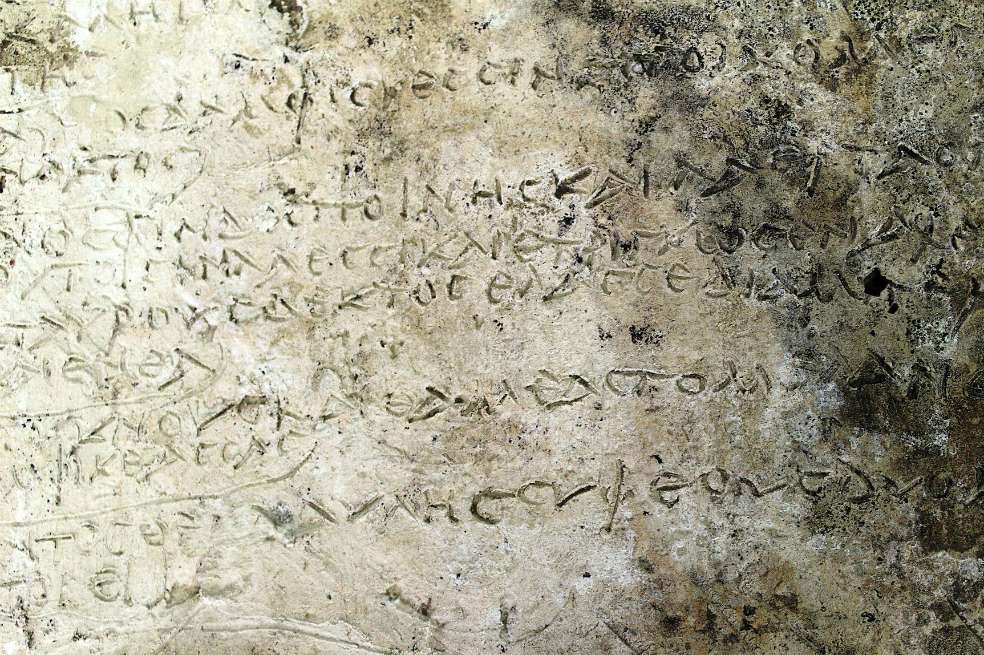 Tablilla de arcilla con una inscripción grabada descubierta tras tres años de excavaciones en el yacimiento arqueológico de la antigua Olimpia que preserva trece versos de "La Odisea", de Homero. / EFE