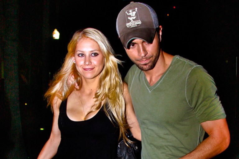 Enrique Iglesias y Anna Kournikova publican las primeras fotos de sus bebés