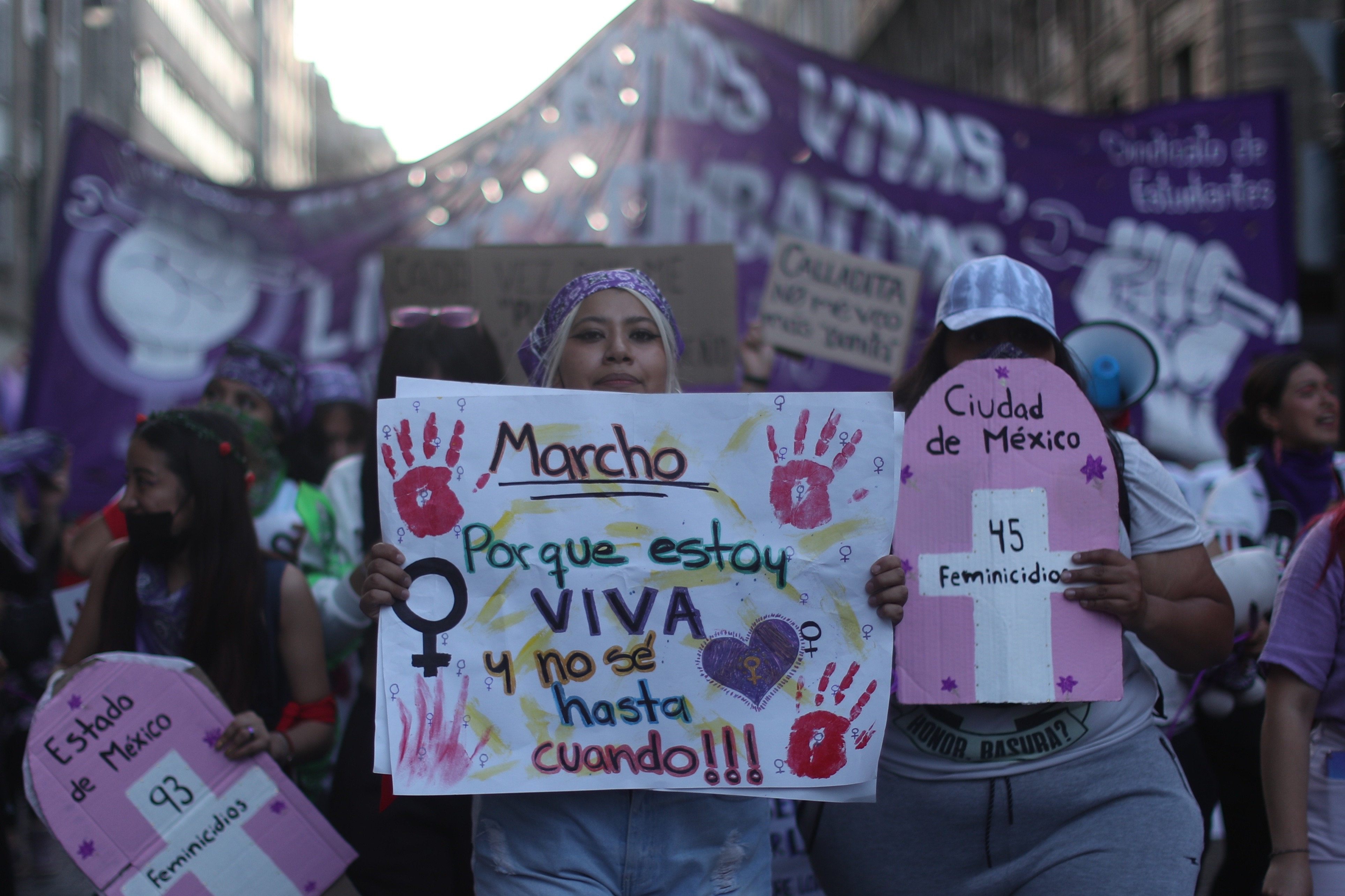MEX1035. CIUDAD DE MÉXICO (MÉXICO), 25/11/2022.- Cientos de mujeres marchan en conmemoración del Día Internacional de la Eliminación de la Violencia contra la Mujer hoy, en Ciudad de México (México). Centenares de mujeres marcharon en la ciudad de México y en otras ciudades del país como cada 25 de noviembre, cuando se conmemora el Día Internacional de la Eliminación de la Violencia contra la Mujer, para reafirmar su hartazgo ante la violencia de género y los feminicidios que no cesan y la falta de acciones por parte de las autoridades. EFE/ Sáshenka Gutiérrez