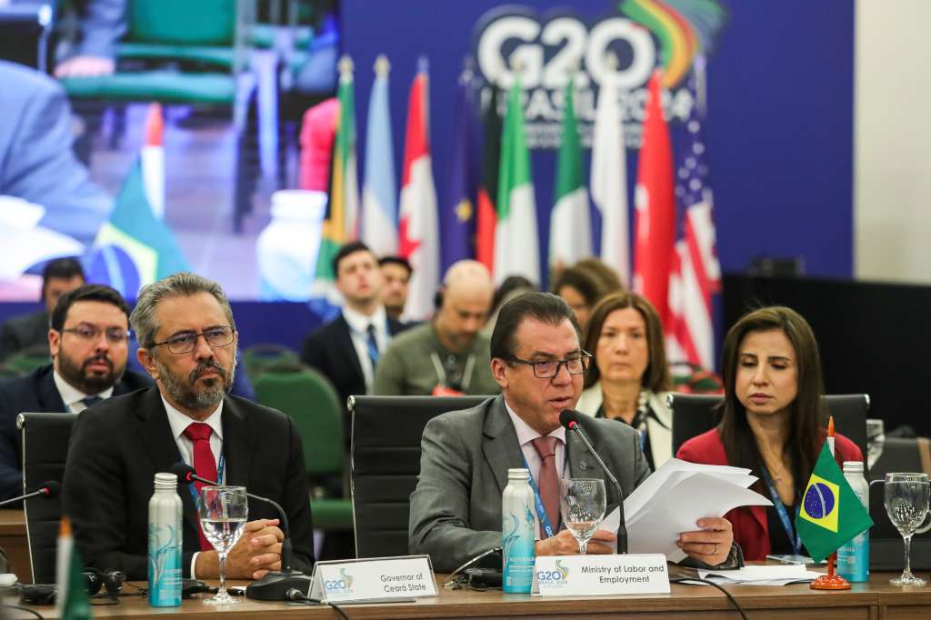 AME4671. FORTALEZA (BRASIL), 25/07/2024.- El ministro de Trabajo y Empleo de Brasil, Luiz Marinho (c), habla en la primera reunión con ministros de los países del G20 este jueves, en Fortaleza (Brasil). Durante el G20, que reúne a las mayores economías del planeta, los ministros debatirán estrategias para impulsar una transición energética justa desde la perspectiva del mundo laboral. EFE/ Jarbas Oliveira