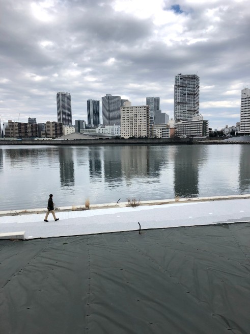 Paseante en el barrio de Ariake, en la bahía de Tokio. / Foto de Gonzalo Robledo