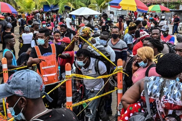 ¿Irse o quedarse? Sube tensión entre migrantes en frontera colombo-panameña