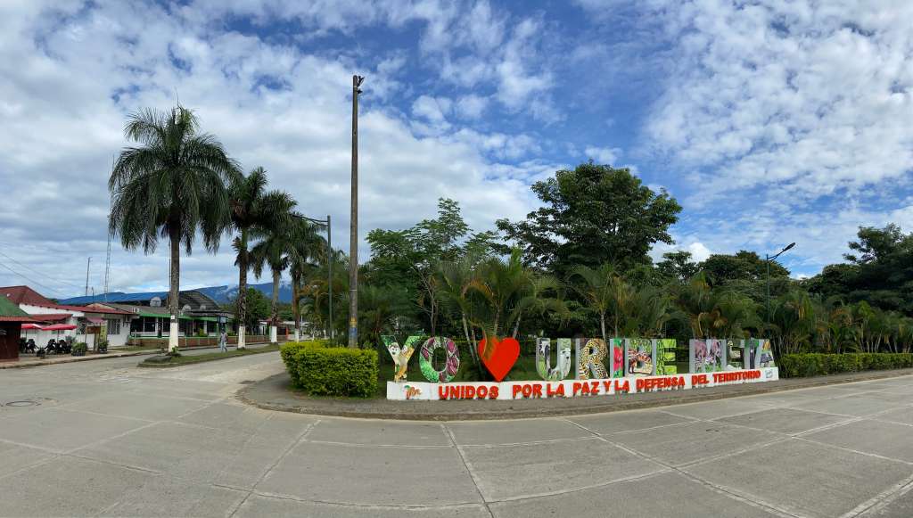 Plaza central de Uribe, Meta, un municipio que tras el Acuerdo de Paz apuesta por el turismo para diversificar su economía.