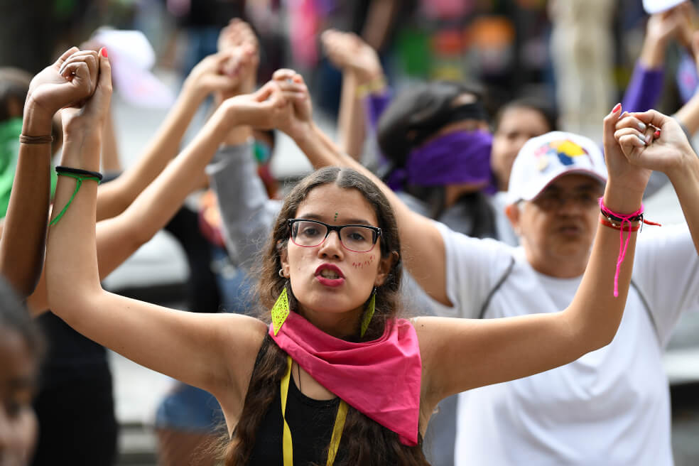 Venezolana interpretando "Un Violador en tu camino".  / AFP