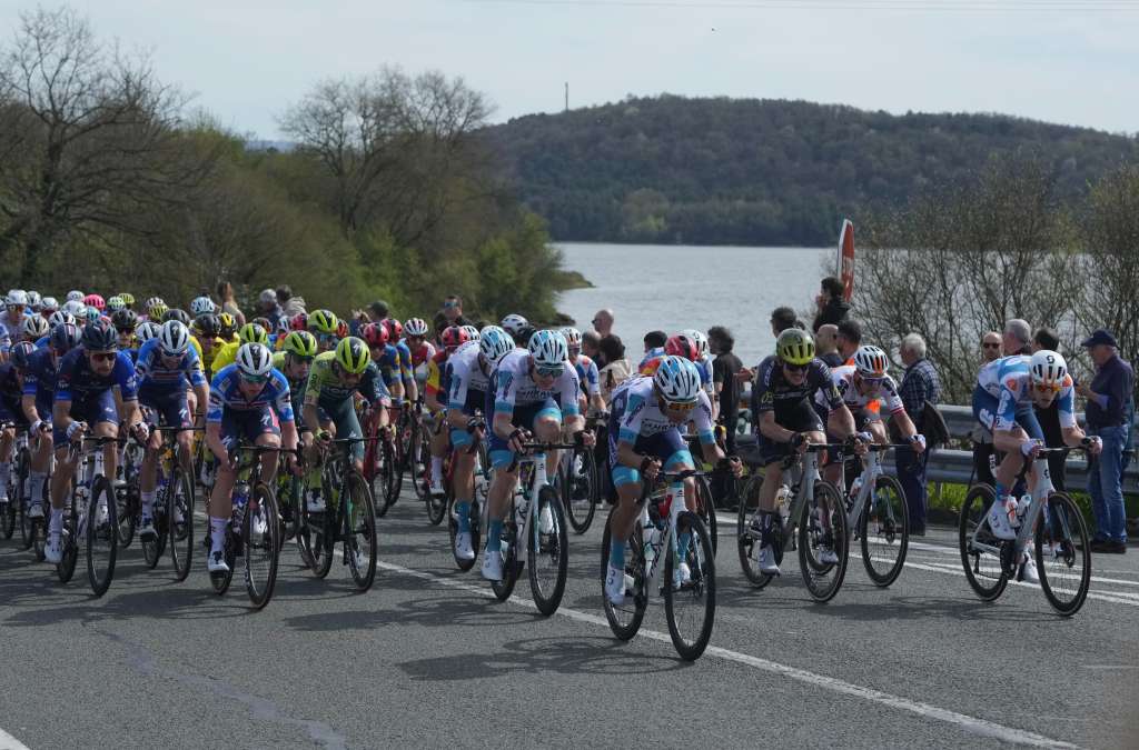 GRAFCAV797. LEGUTIO (ÁLAVA), 04/04/2024.- El pelotón de la cuarta etapa de la Itzulia Basque Country 2024 (Vuelta al País Vasco 2024), pasa junto al embalse Ullíbarri-Gamboa antes de finalizar en la localidad alavesa de Legutio. EFE/Adrián Ruiz Hierro