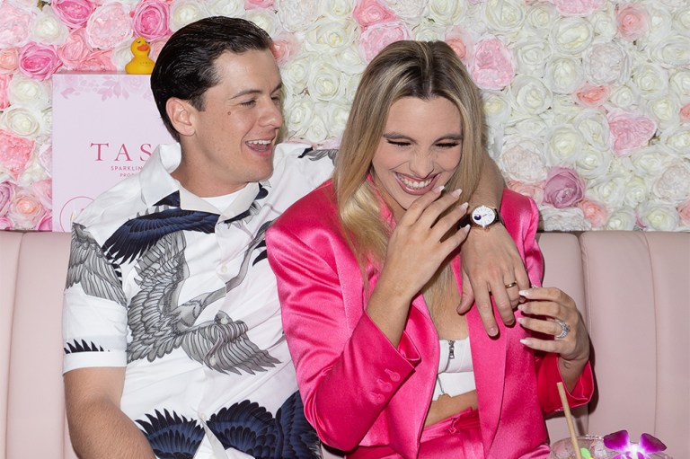 Lele Pons sufrió una caída en la revelación de género de su bebé. Video
