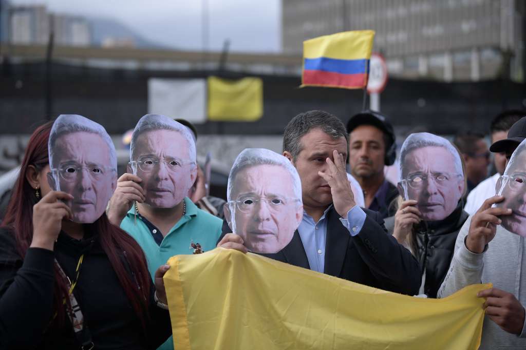 Manifestaciones a favor y en contra de Álvaro Uribe Vélez, en el día en que se conoce el sentido del fallo del juicio que se adelanta en su contra, proceso que se realiza en el complejo judicial de Paloquemao, en Bogotá