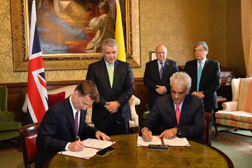 El ministro de Ambiente y Desarrollo Sostenible de Colombia, Ricardo Lozano (derecha) y el ministro de Relaciones Exteriores del Reino Unido, Jeremy Hunt, en compañía del presidente Iván Duque.  / Cortesía