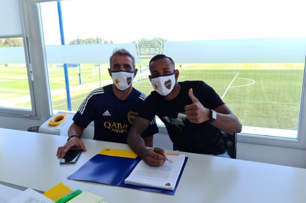 Sebastián Villa junto a Raúl Cascini en la firma de la renovación en Boca Juniors.