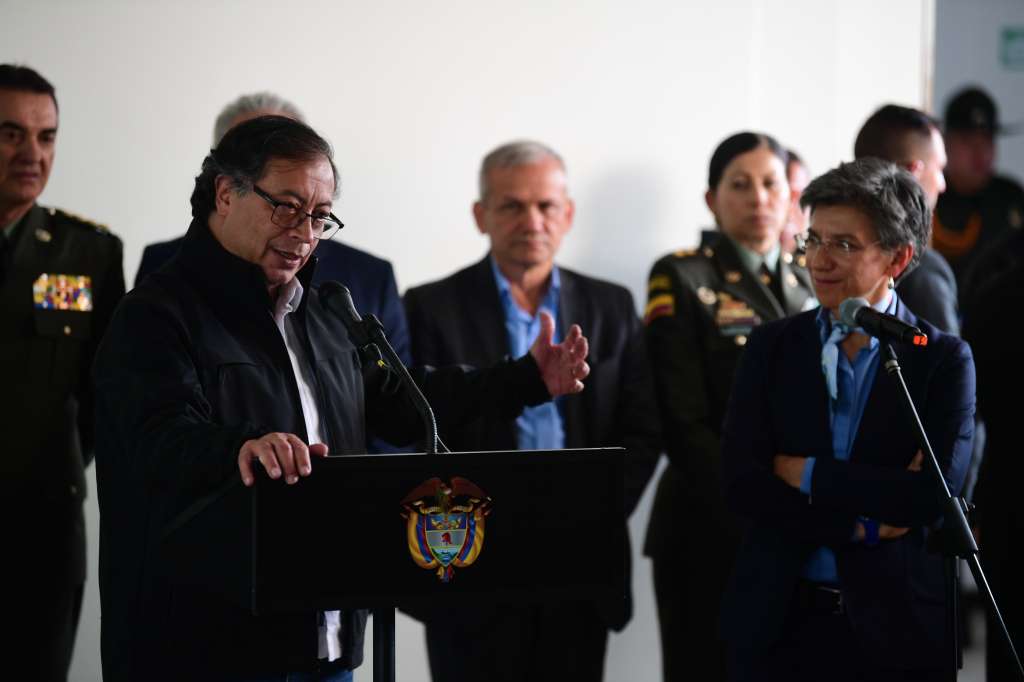 Presidente de la república durante el consejo de seguridad en compañía de la alcaldesa de Bogotá Claudia López y las comunidades indígenas