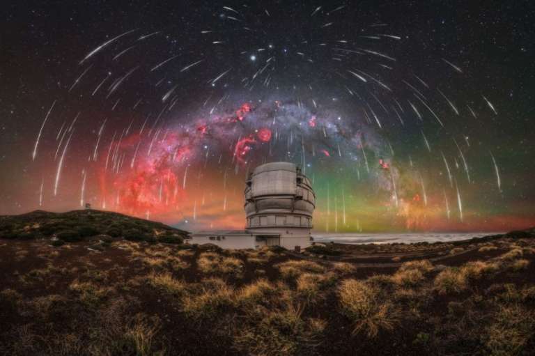 Esta panorámica invernal de la Vía Láctea captura un cielo repleto de meteoros Gemínidas sobre el Gran Telescopio Canarias, el telescopio óptico más grande del mundo. Fue tomada por Uroš Fink.