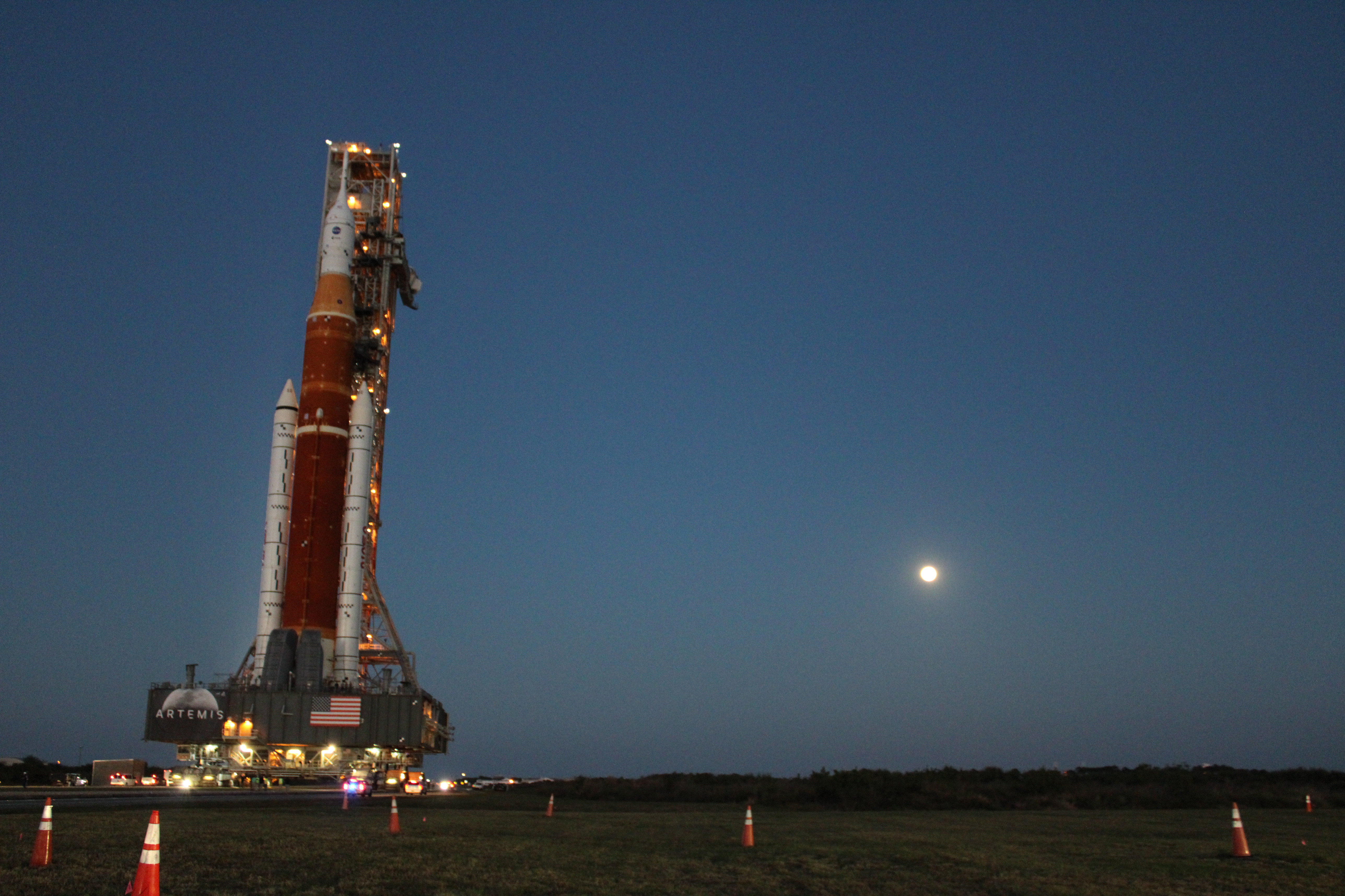 USA9559. CABO CAÑAVERAL (ESTADOS UNIDOS), 26/08/2022.- Fotografía cedida por la Oficina de Turismo de la Costa Espacial de Florida donde se aprecia el Artemis I mientras se mueve sobre un transportador hacia su plataforma de lanzamiento el 17 de marzo en el Centro Espacial Kennedy, en Cabo Cañaveral (Estados Unidos). Será la primera de tres misiones históricas a la Luna y la expectativa es grande, como bien lo saben en la oficina de turismo de la llamada Costa Espacial de Florida (EE.UU.), donde prevén un mínimo de 100.000 visitantes a esta franja costera para avistar el lanzamiento desde Cabo Cañaveral de la Artemis I el próximo lunes. EFE/ Oficina Turismo Costa Espacial Florida / SOLO USO EDITORIAL/ SOLO DISPONIBLE PARA ILUSTRAR LA NOTICIA QUE ACOMPAÑA (CRÉDITO OBLIGATORIO)