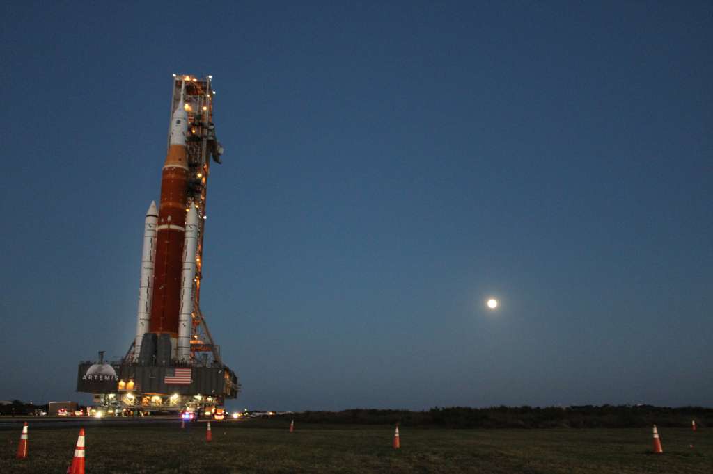 USA9559. CABO CAÑAVERAL (ESTADOS UNIDOS), 26/08/2022.- Fotografía cedida por la Oficina de Turismo de la Costa Espacial de Florida donde se aprecia el Artemis I mientras se mueve sobre un transportador hacia su plataforma de lanzamiento el 17 de marzo en el Centro Espacial Kennedy, en Cabo Cañaveral (Estados Unidos). Será la primera de tres misiones históricas a la Luna y la expectativa es grande, como bien lo saben en la oficina de turismo de la llamada Costa Espacial de Florida (EE.UU.), donde prevén un mínimo de 100.000 visitantes a esta franja costera para avistar el lanzamiento desde Cabo Cañaveral de la Artemis I el próximo lunes. EFE/ Oficina Turismo Costa Espacial Florida / SOLO USO EDITORIAL/ SOLO DISPONIBLE PARA ILUSTRAR LA NOTICIA QUE ACOMPAÑA (CRÉDITO OBLIGATORIO)