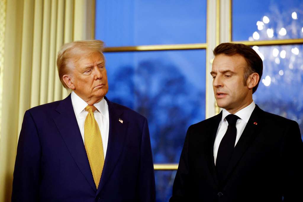 Paris (France), 07/12/2024.- French President Emmanuel Macron (R) speaks with US President-elect Donald Trump (L) during a meeting at the Elysee Palace, as part of ceremonies mark the reopening of the Notre Dame de Paris cathedral, in Paris, France, 07 December 2024. The Notre Dame de Paris Cathedral reopens on 07 December after nearly six years of renovation work following its destruction by a fire on 15 April 2019. (Francia) EFE/EPA/SARAH MEYSSONNIER / POOL MAXPPP OUT