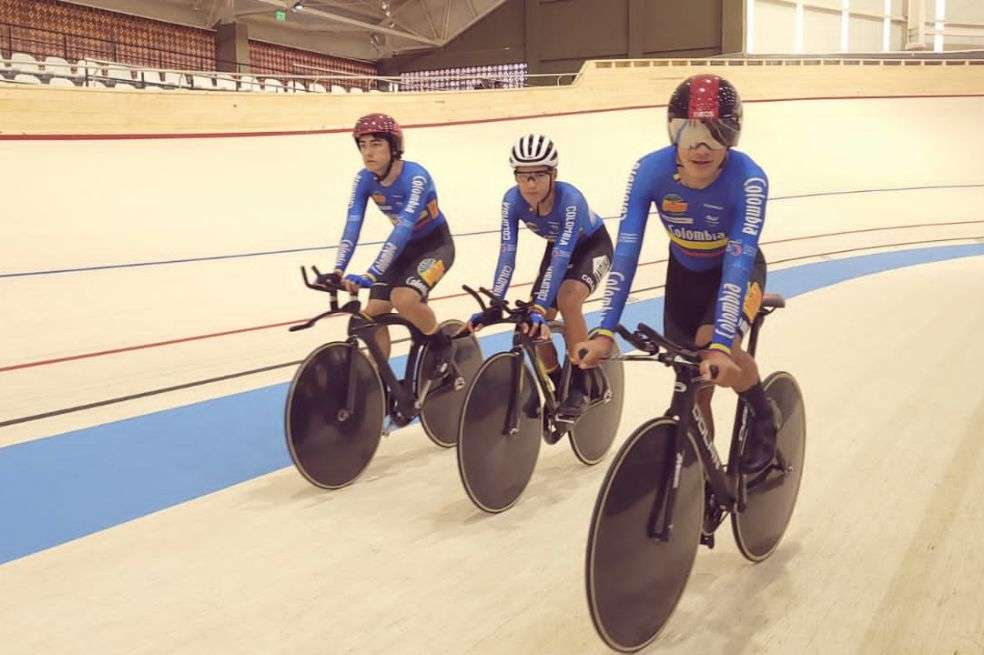 Ciclistas colombianos en el Velódromo del Parque Olímpico de Asunción.