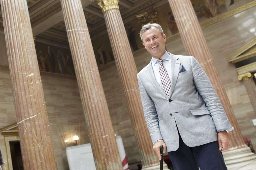 El candidato presidencial del partido FPÖ Norbert Hofer, posa después de conocerse la anulación de las elecciones del pasado 22 de mayo. / EFE