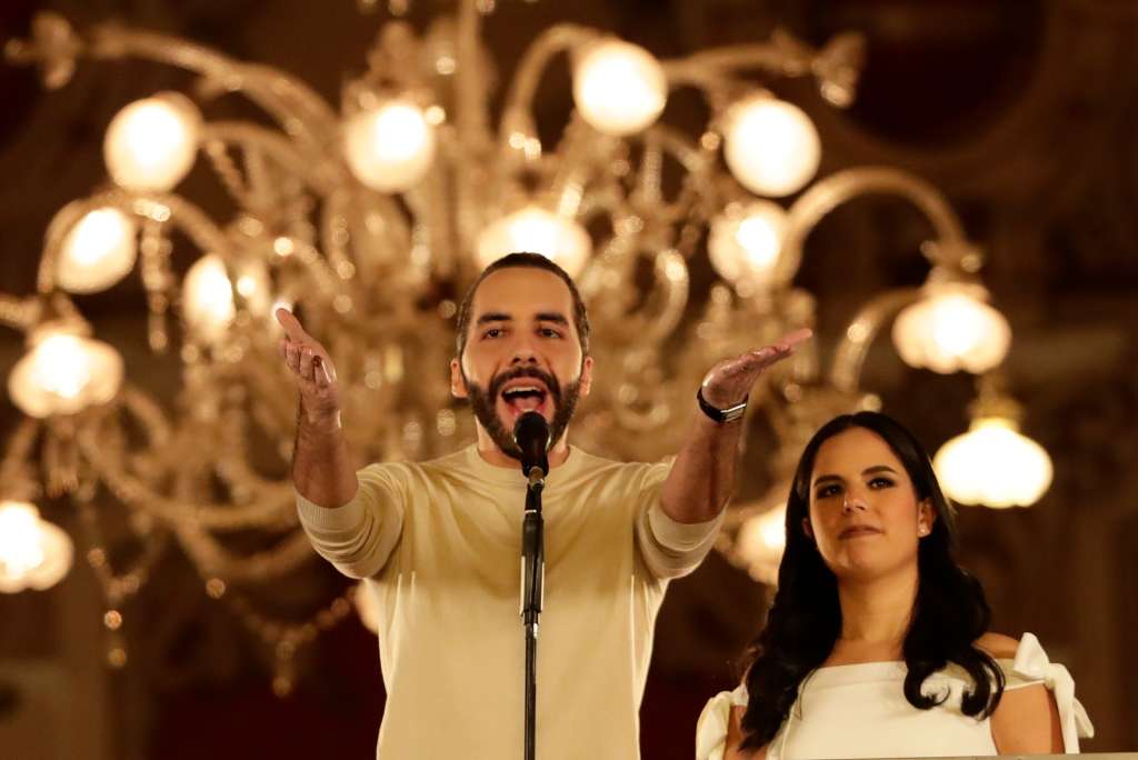 AME6132. SAN SALVADOR (EL SALVADOR), 04/02/2024.- El actual presidente y ganador de la reelección de El Salvador, Nayib Bukele, habla desde el Palacio Nacional junto a su esposa Gabriela Rodríguez de Bukele, hoy en San Salvador (El Salvador). El escrutinio preliminar de las elecciones presidenciales celebradas este domingo en El Salvador da una aplastante victoria a Nayib Bukele con 1.090.522 votos para su partido, Nuevas Ideas (NI), muy por delante del Frente Farabundo Martí para la Liberación Nacional (FMLN, izquierda), con 93.846, y la Alianza Republicana Nacionalista (Arena, derecha), con 81.102, según datos divulgados por el Tribunal Supremo Electoral (TSE), que deben ser ratificadas en un escrutinio final. EFE/ Bienvenido Velasco