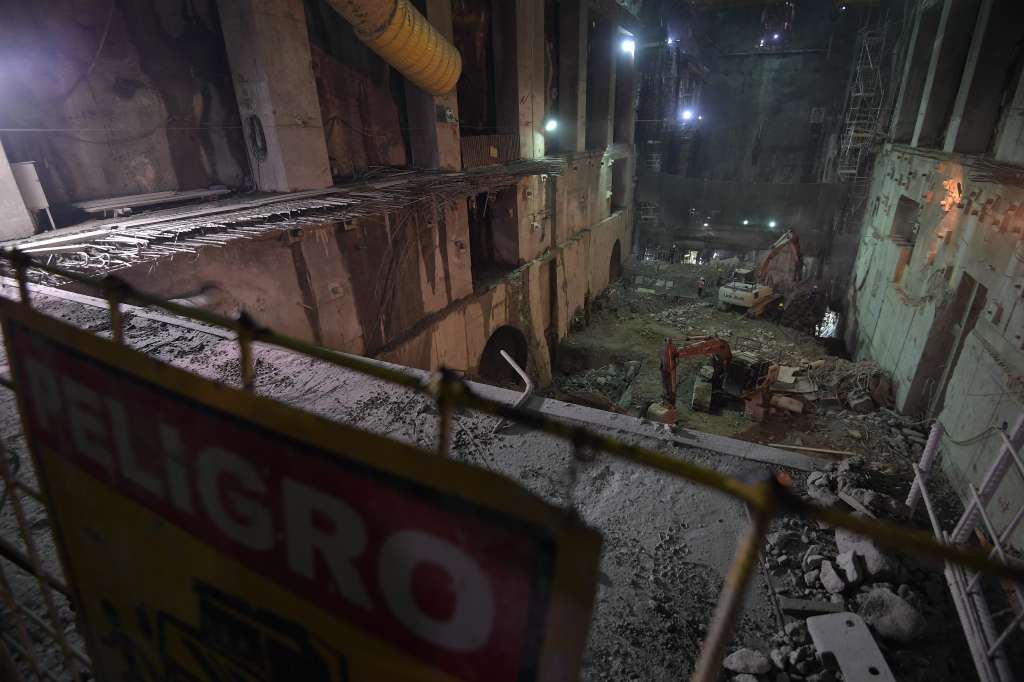 Obras de reconstrucción en el cuarto de máquinas de este proyecto hidroeléctrico, 3 años después de la emergencia en la que se tuvo que inundar esta sección; proyecto ubicado sobre el río Cauca entre el municipio de Ituango y el corregimiento de Puerto Valdivia, en el departamento de Antioquia.