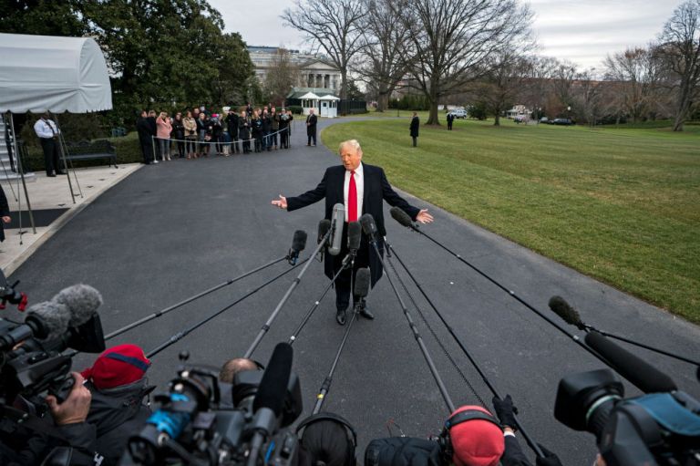 «Este lugar es una mierda», proyectan sobre un hotel Trump en EE.UU.