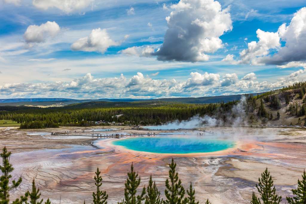 El Parque Nacional de Yellowstone es un parque nacional ubicado en los Estados Unidos, principalmente en el estado de Wyoming, aunque se extiende por Montana e Idaho.