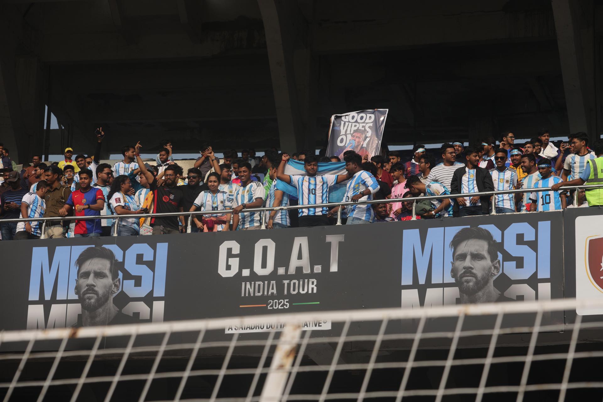 KOLKATA (India), 13/12/2025.- Fans gather to greet Lionel Messi's arrival at Stadium in Kolkata, India, 13 December 2025. The city built a 70-foot-tall statue to mark his visit, as Messi is visiting India as part of his GOAT (Greatest Of All Time) Tour and is set to visit Kolkata, Hyderabad, Mumbai, and New Delhi. (Nueva Delhi) EFE/EPA/PIYAL ADHIKARY