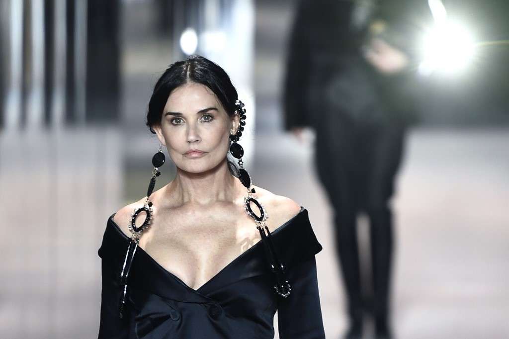 La actriz Demi Moore desfila para Fendi.