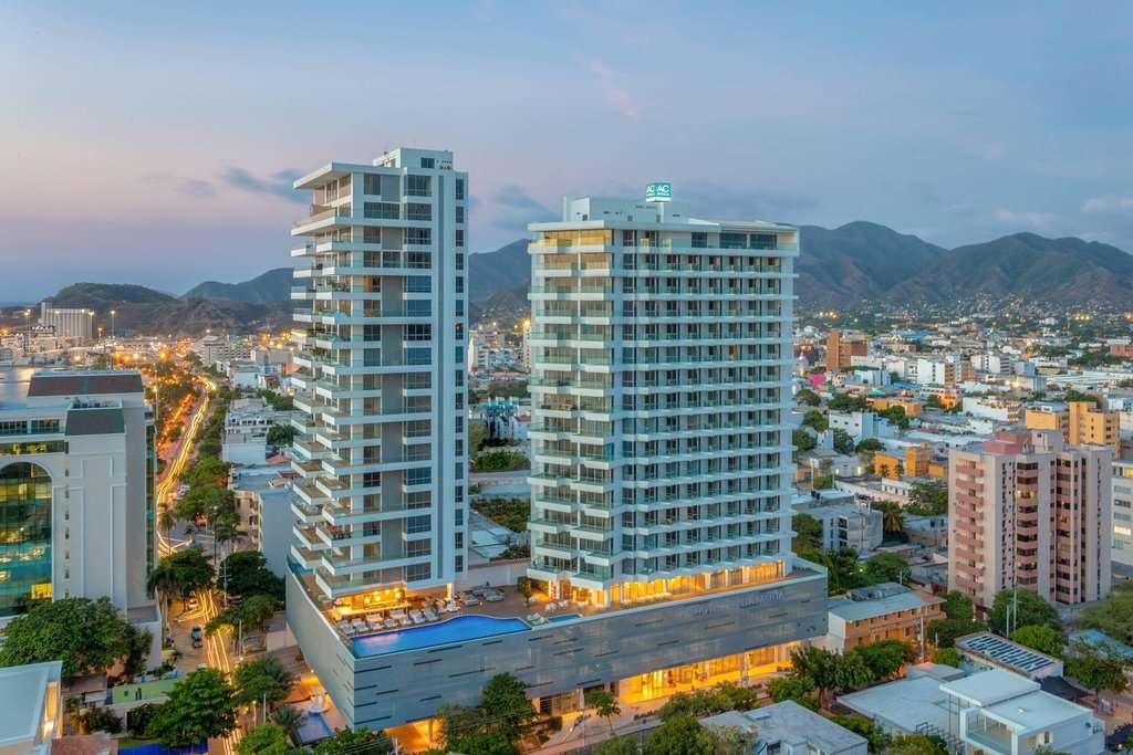 AC hotel by Marriott Santa Marta se encuentra localizado en el centro histórico, cultural y empresarial de Santa Marta.