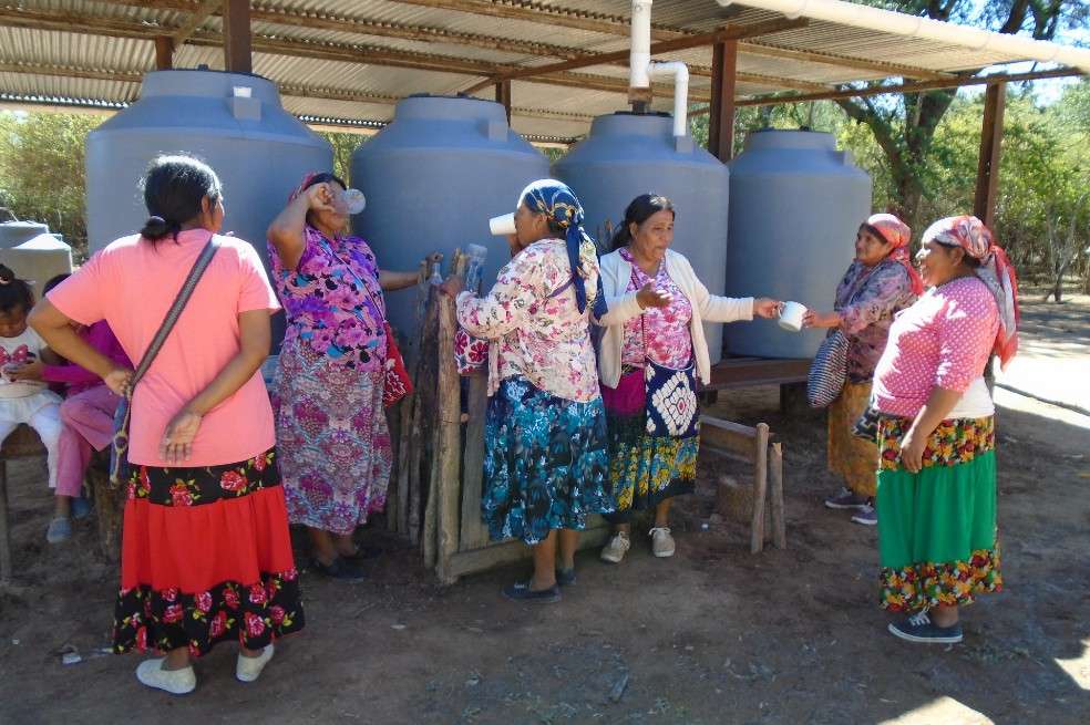 Mujeres de la etnia wichi, una de las cinco naciones originarias que están presentes en la zona.