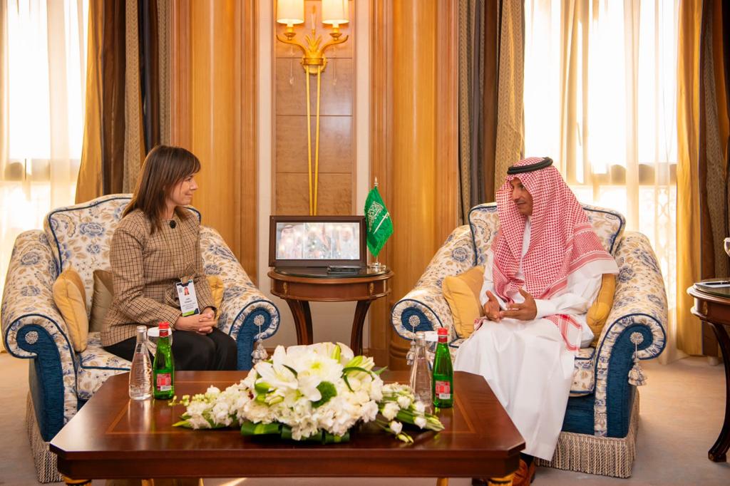 Julia Simpson, presidenta y CEO del WTTC, y Al Khateeb, ministro de Turismo de Arabia Saudita.