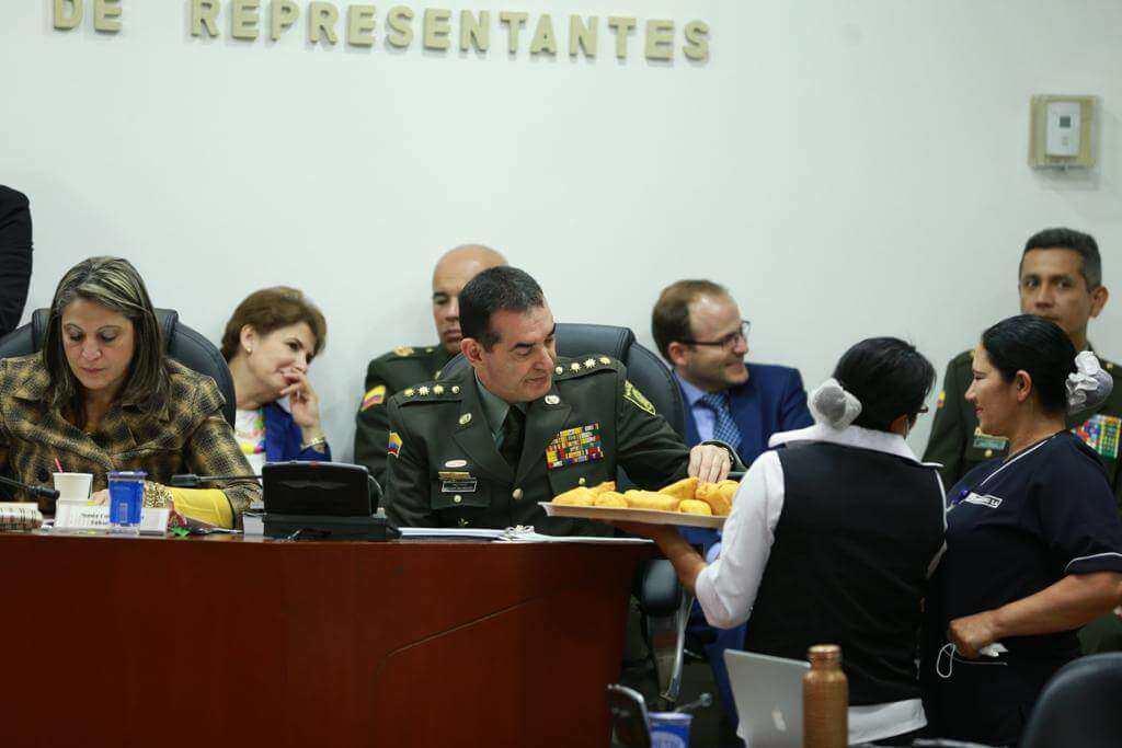 Momento en el que William Salamanca, director de Seguridad Ciudadana de la Policía, tomó una empanada durante el debate de control político. / Cortesía