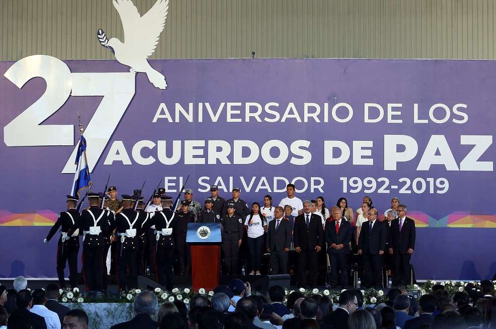 Vista general de la celebración del 27 aniversario de los acuerdos de paz hoy en San Salvador. / EFE