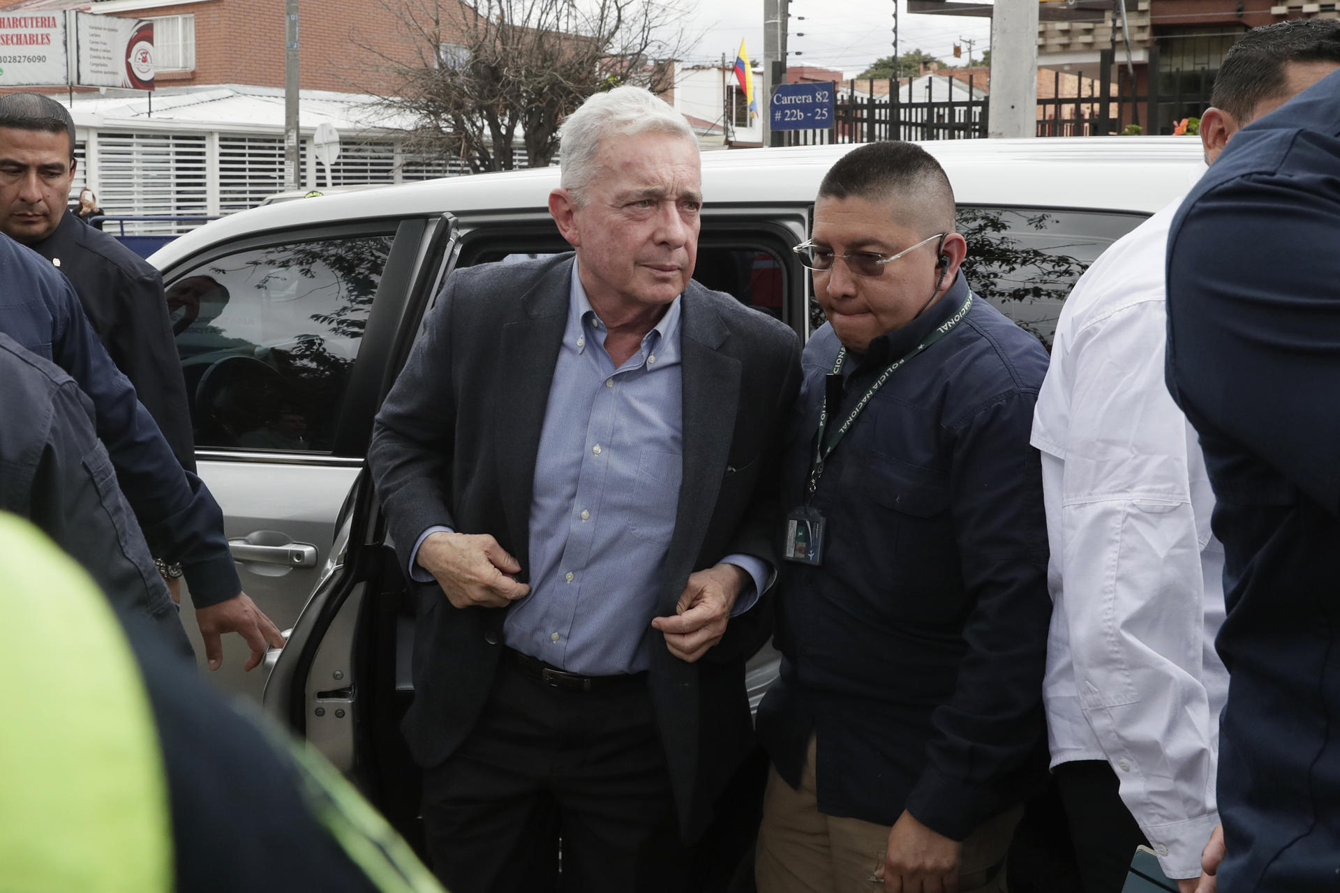 AME3039. BOGOTÁ (COLOMBIA), 23/08/2025.- El expresidente de Colombia Álvaro Uribe llega a un evento este sábado, en Bogotá (Colombia). Uribe dio un discurso a sus simpatizantes en el parque El Golfito del barrio Modelia, al occidente de Bogotá, lugar donde ocurrió el atentado contra el senador y precandidato presidencial de Colombia Miguel Uribe Turbay, quien falleció tras dos meses de cuidados intensivos por las graves heridas que sufrió durante un mitin político el pasado 7 de junio. EFE/ Carlos Ortega