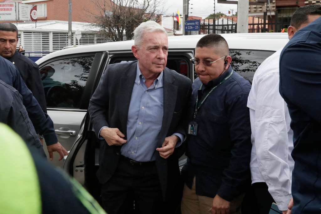 AME3039. BOGOTÁ (COLOMBIA), 23/08/2025.- El expresidente de Colombia Álvaro Uribe llega a un evento este sábado, en Bogotá (Colombia). Uribe dio un discurso a sus simpatizantes en el parque El Golfito del barrio Modelia, al occidente de Bogotá, lugar donde ocurrió el atentado contra el senador y precandidato presidencial de Colombia Miguel Uribe Turbay, quien falleció tras dos meses de cuidados intensivos por las graves heridas que sufrió durante un mitin político el pasado 7 de junio. EFE/ Carlos Ortega