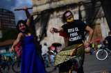 Académicos de la industria de la moda se unen al paro con actividad creativa