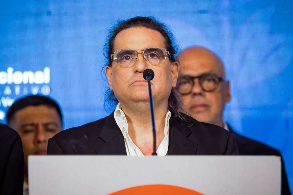 AME5636. CARACAS (VENEZUELA), 21/12/2023.- El empresario colombiano Alex Saab habla en una rueda de prensa conjunta con el presidente de la Asamblea Nacional (AN) de Venezuela Jorge Rodríguez hoy, en Caracas (Venezuela). El Gobierno de Venezuela incorporó este jueves a su delegación en las negociaciones con la oposición al empresario colombiano Alex Saab, liberado el miércoles en Estados Unidos, tras 1.286 días detenido, acusado de conspiración para lavado de dinero. EFE/ Rayner Peña R.