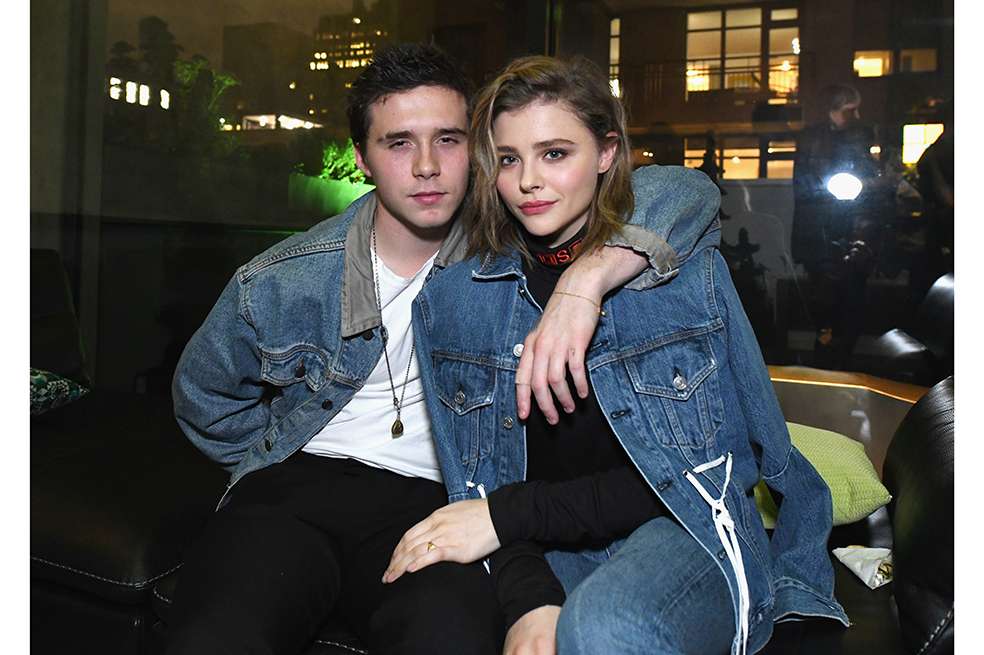 Brooklyn Beckham y Chloë Grace Moretz. / AFP