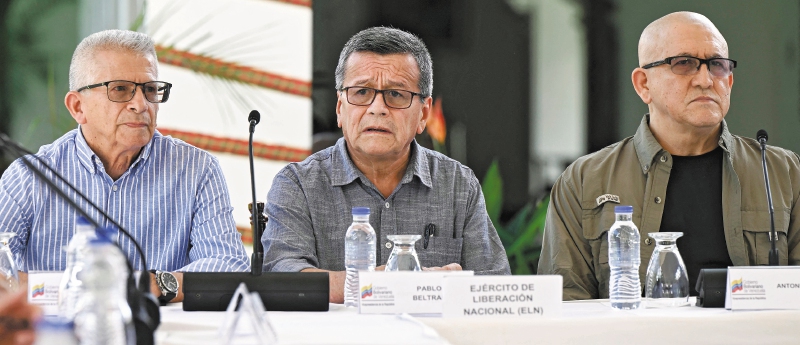 Los comandantes de la guerrilla del ELN, Aureliano Carbonel, Pablo Beltrán y Antonio García, tras la reactivación de los diálogos de paz con el gobierno.
