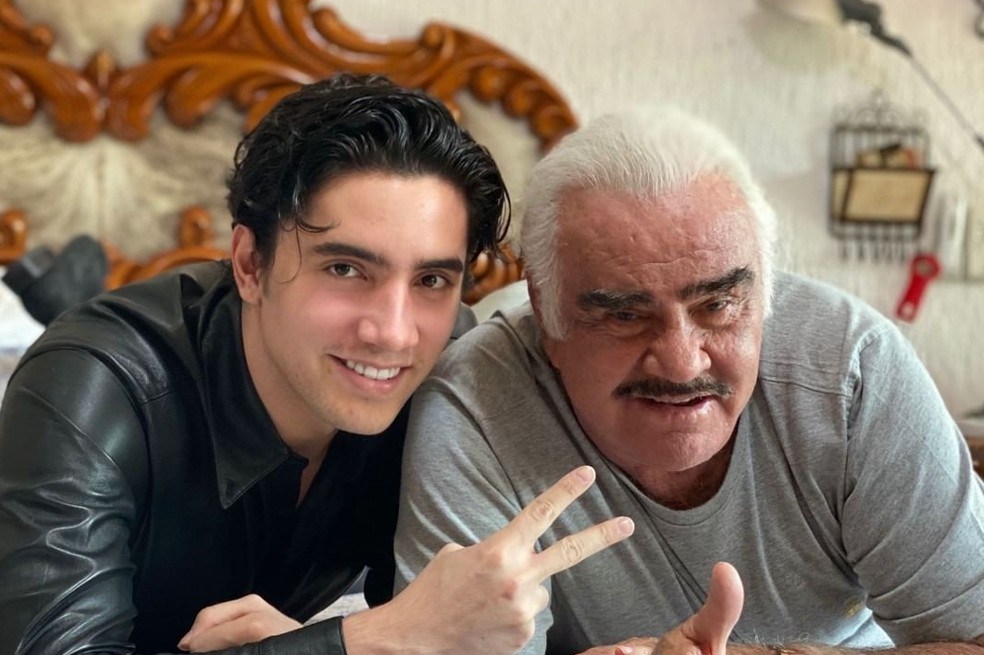 Álex Fernández, hijo de ‘El Potrillo’, conmovió con un mensaje de despedida en su cuenta de Instagram.