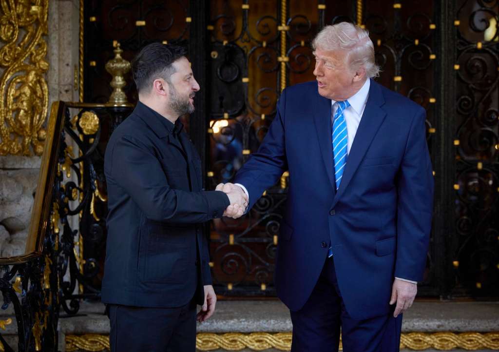 FORIDA (Ukraine), 28/12/2025.- A handout photo made available by the Presidential Press Service shows US President Donald Trump (R) meeting with Ukrainian President Volodymyr Zelensky (L) in Florida, USA, 28 December 2025. (Ucrania) EFE/EPA/PRESIDENTIAL PRESS SERVICE HANDOUT HANDOUT EDITORIAL USE ONLY/NO SALES