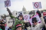 Manifestantes marchan en Washington para pedir control de armas
