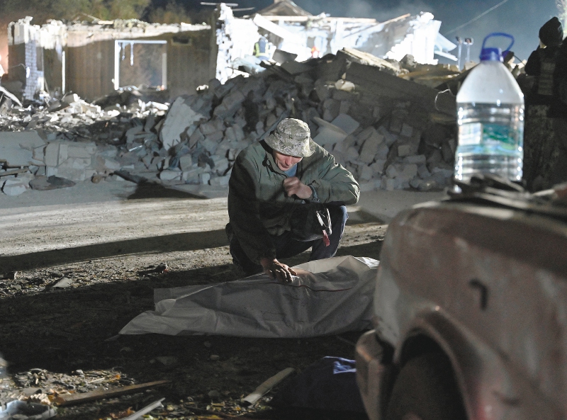 Sergiy, un residente local, llora la muerte de su esposa, víctima del bombardeo en Groza.