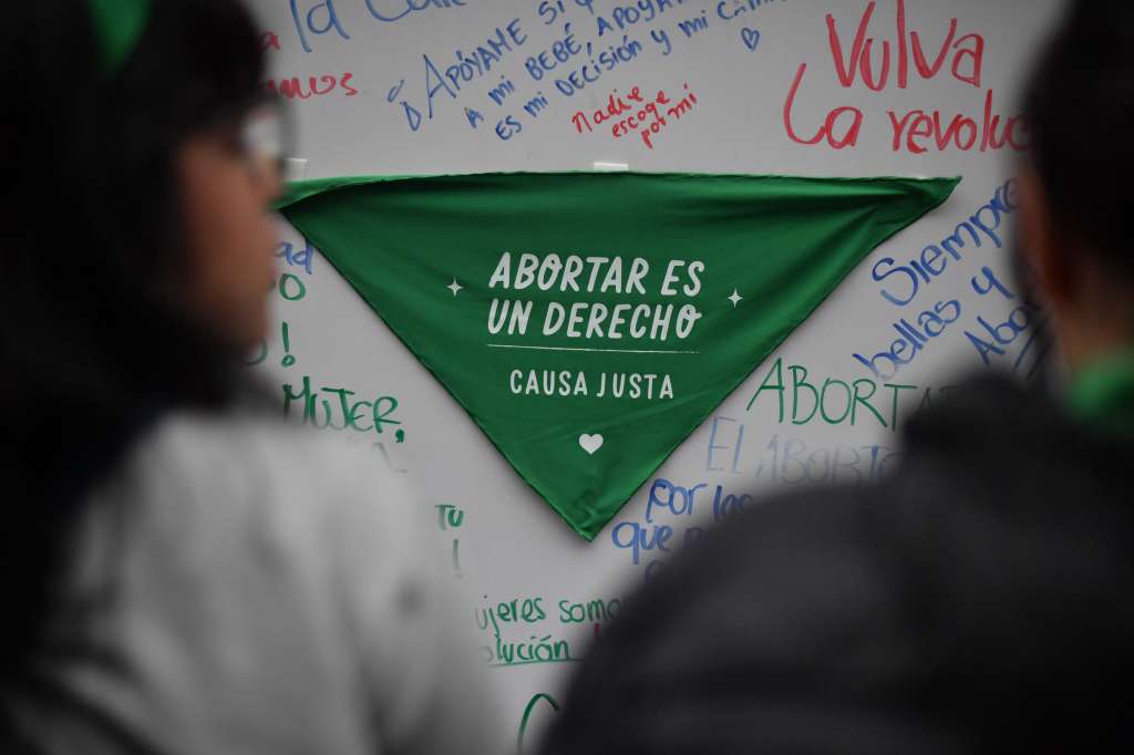Celebración un año después del fallo que despenalizó el aborto hasta la semana 24 en Colombia.