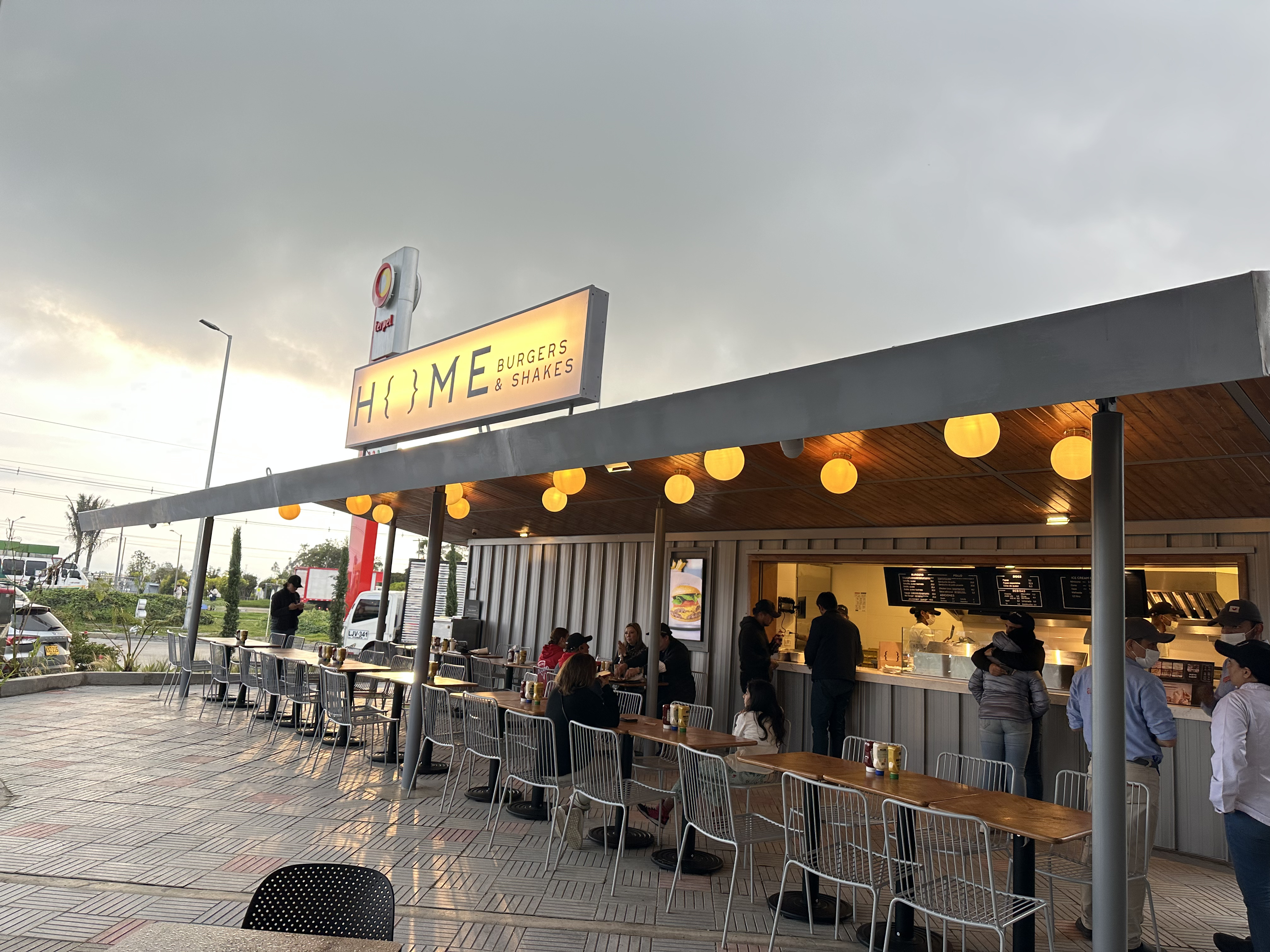 Home Burgers una de las marcas líderes en hamburguesas, llega a enriquecer la experiencia de los clientes que van a tanquear a las EDS Terpel.