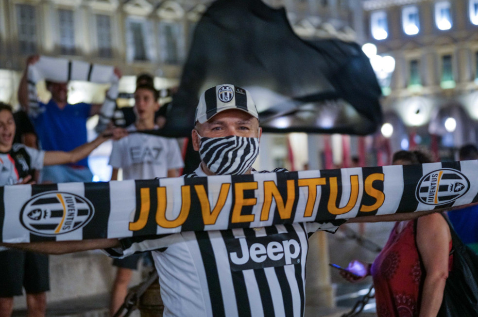 Torino (Italy), 26/07/2020.- Juventus' supporters celebrate after winning the Serie A title (Scudetto) for ninth consecutive season in Turin, Italy, 26 July 2020. (Italia) EFE/EPA/TINO ROMANO