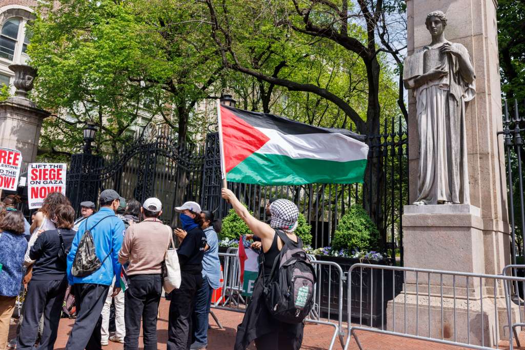 New York (United States), 30/04/2024.- Students and other supporters of pro-Palestine students gather outside Columbia University campus, hours after students took over Hamilton Hall, in New York, New York, USA, 30 April 2024. Columbia University shut down its campus on 30 April in response to the take over. Students have been protesting the university's investments in Israel and showing their support for Palestine for over two weeks, also inspiring other students nationwide to do the same. (Protestas, Nueva York) EFE/EPA/SARAH YENESEL