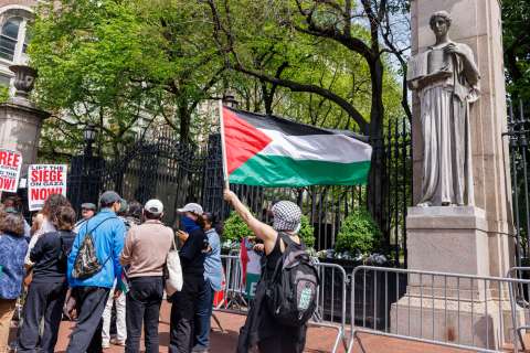 Por “antisemitismo”: Trump corta millonarios fondos a Universidad de Columbia