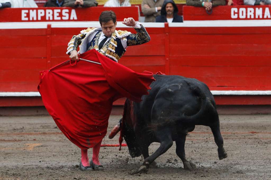 The Spanish bullfighter Julian Lopez, 'El Juli' fights the bull named Silvestre today, during the fifth corrida de abono at the Manizales Fair, Colombia 08 January 2023. The Peruvian right-hander Andres Roca Rey cut his ear and thus became the winner of the last bullfight of the 68 Manizales Fair, in which he alternated in a one-on-one with the Spanish Julian Lopez, known as 'El Juli', who did not got trophies. EFE/ Jhon Jairo Bonilla