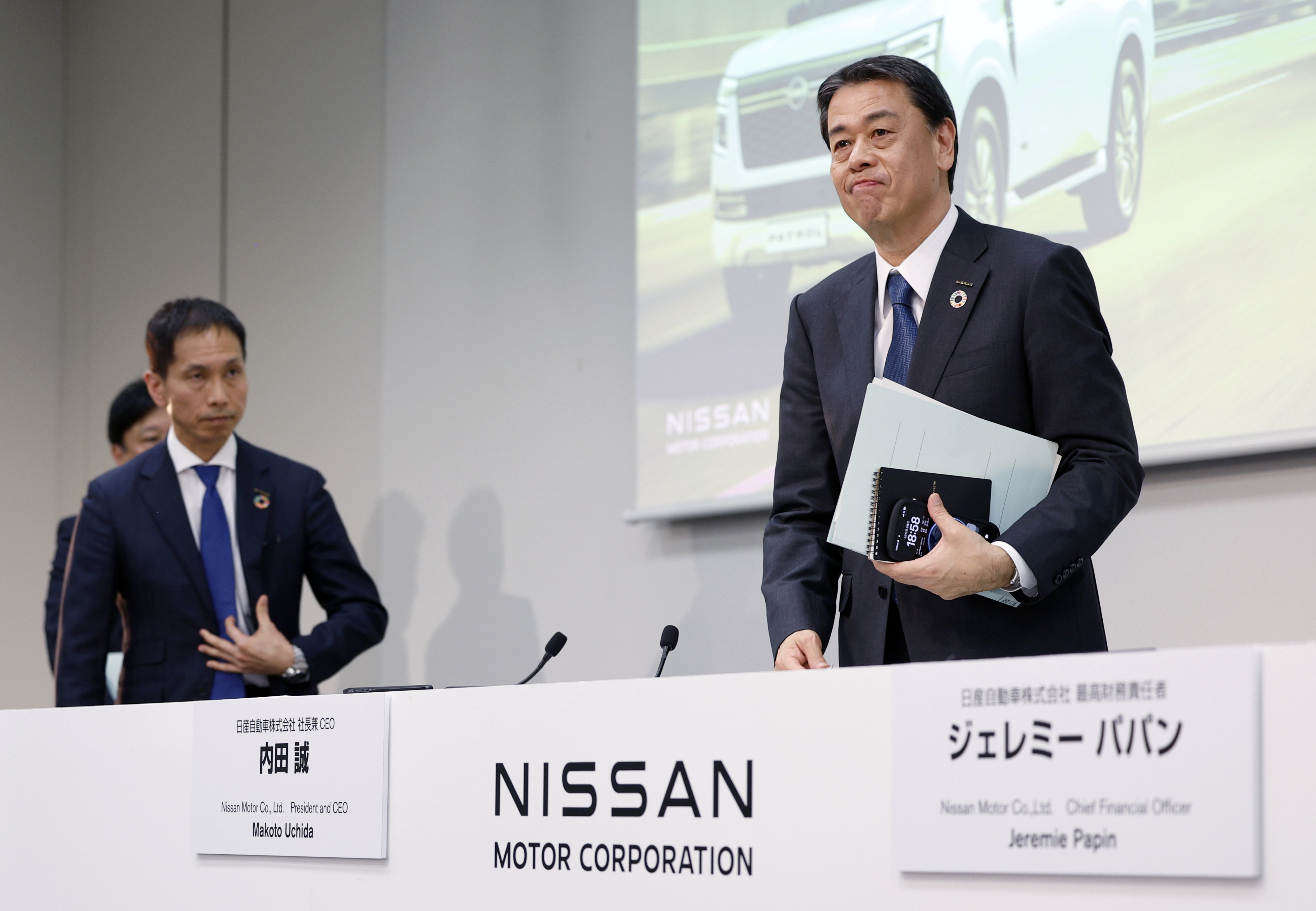 YOKOHAMA (Japan), 13/02/2025.- Nissan Motor Co. President and CEO Makoto Uchida (R) stands at the end of a press conference at the carmaker headquarters in Yokohama, near Tokyo, Japan, 13 February 2025. Uchida officially announced the ending of merger talks with Honda Motor following disagreement in negotiations. (Japón, Tokio) EFE/EPA/FRANCK ROBICHON